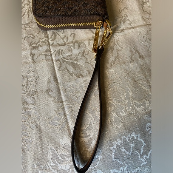 Michael Kors wristlet NWT - Picture 5 of 5